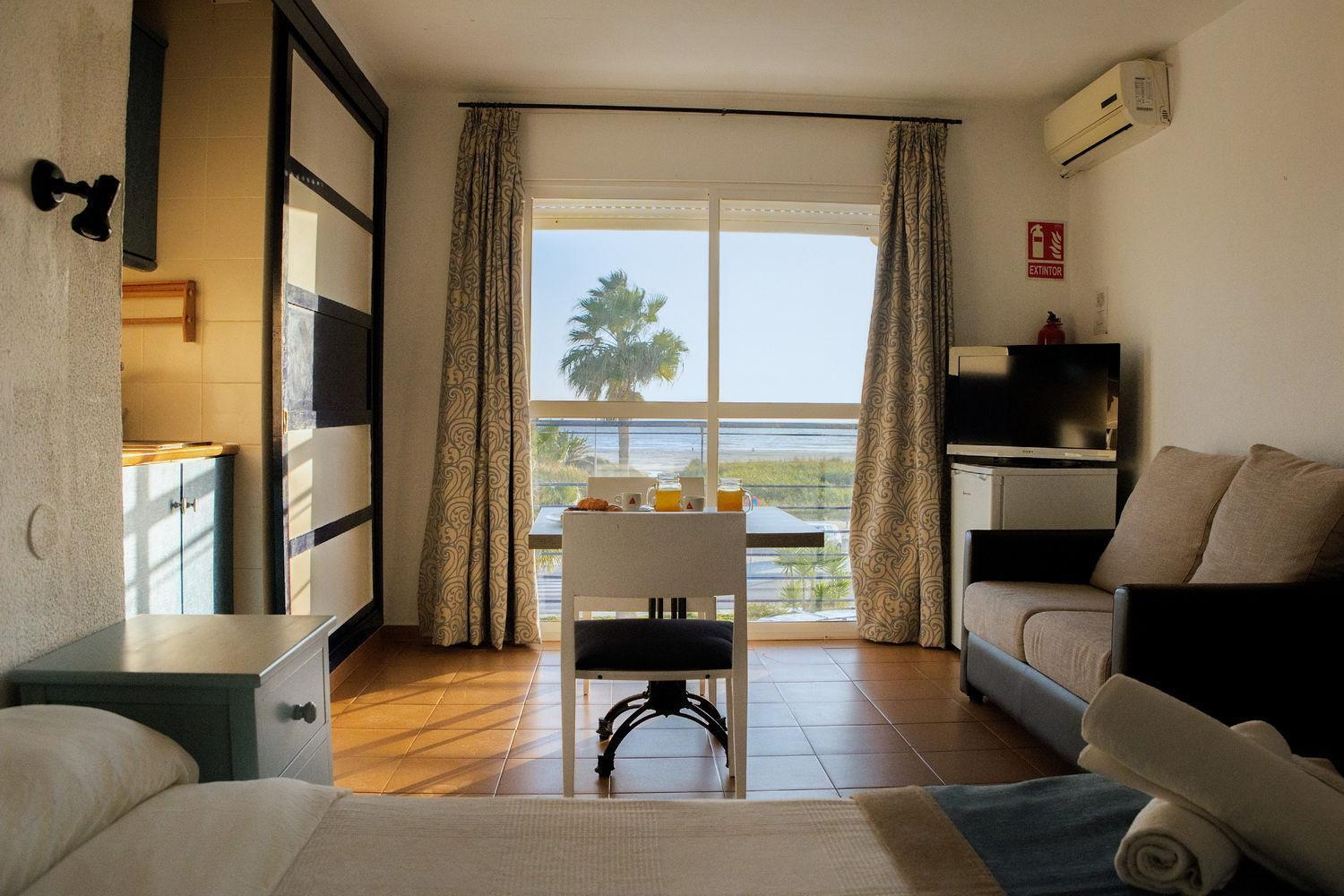 Hotel Playa Conil - Beachfront Studios & Suites Коніль-де-ла-Фронтера Екстер'єр фото