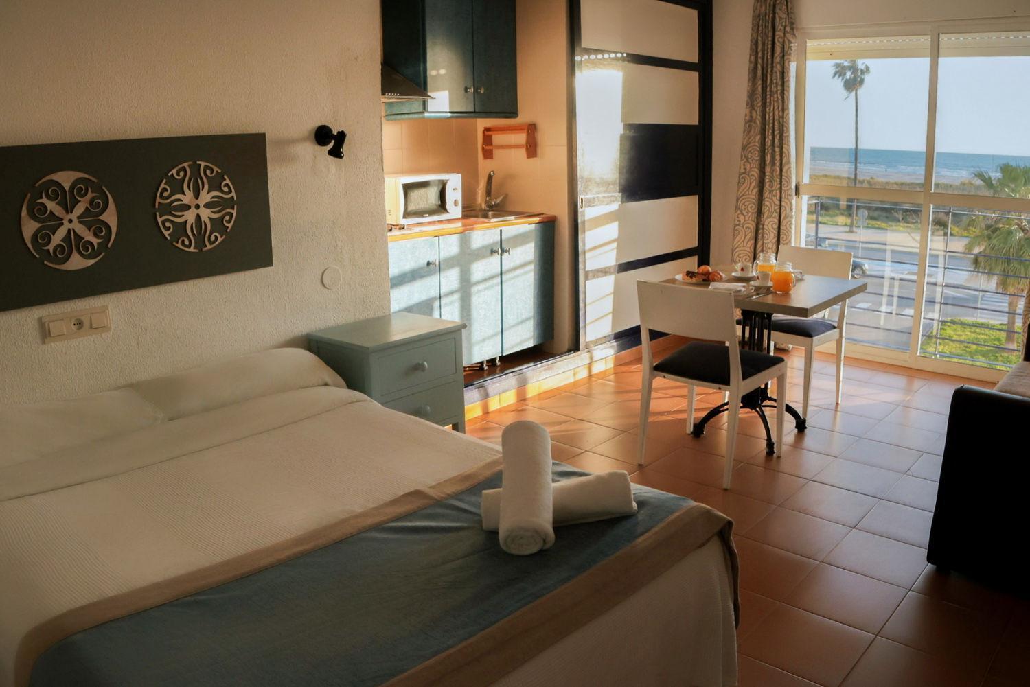 Hotel Playa Conil - Beachfront Studios & Suites Коніль-де-ла-Фронтера Екстер'єр фото