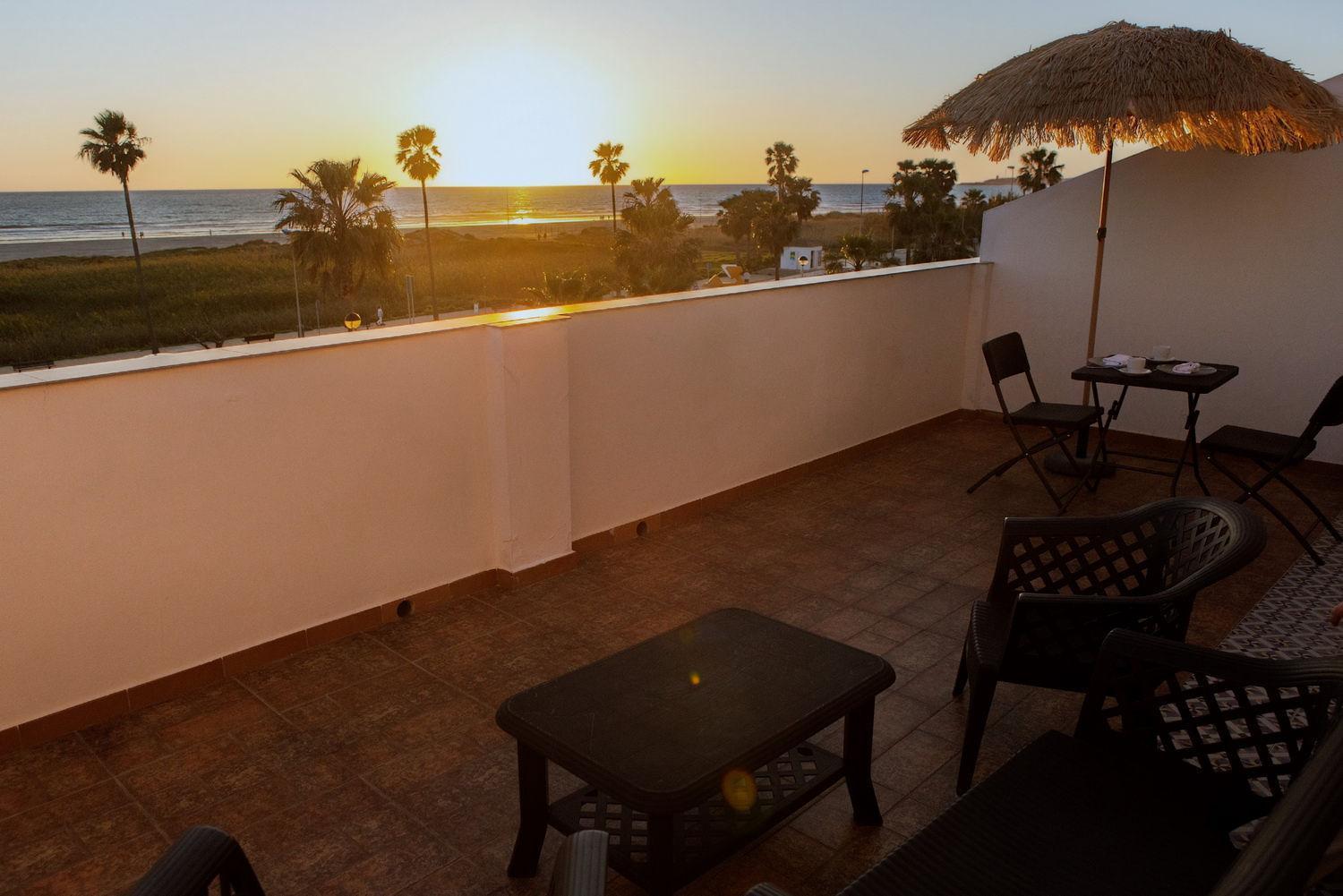 Hotel Playa Conil - Beachfront Studios & Suites Коніль-де-ла-Фронтера Екстер'єр фото